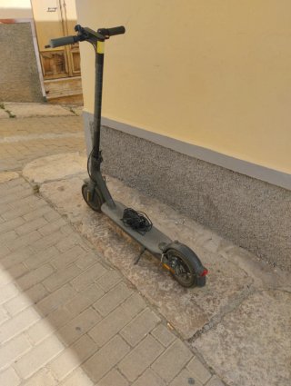 Monopattino Xiaomi con caricabatterie