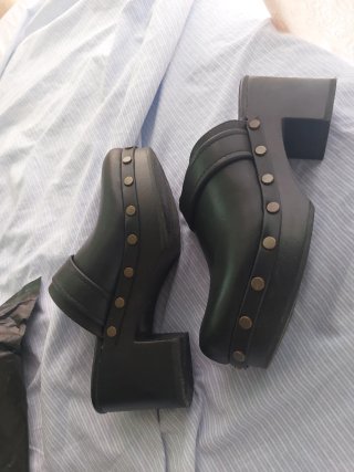 Zuecos negros Corina