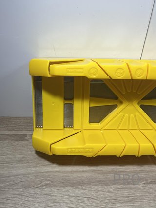 Sega angolari con serruccio e spazio di stoccaggio STANLEY