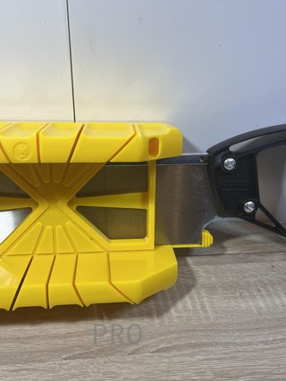 Sega angolari con serruccio e spazio di stoccaggio STANLEY