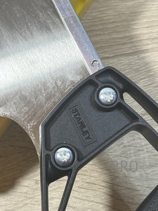 Sega angolari con serruccio e spazio di stoccaggio STANLEY