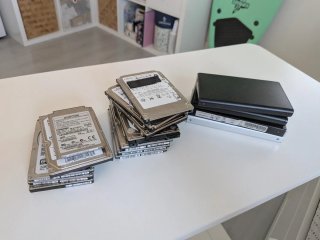 11 Discos Duros (2420GB) + 4 Cajas