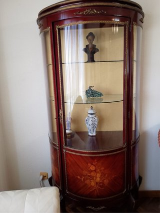 Vitrina de cristal y madera