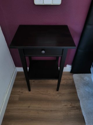 Mesita de noche negra con cajón