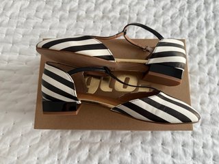 Bailarinas de piel con pulsera