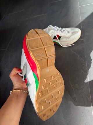 Tenis Gucci blancos con detalles rojos y verdes