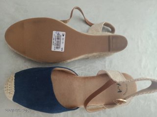 Sandalias azules con tiras