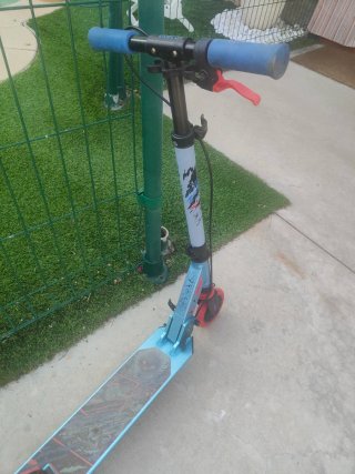 Patinete infantil azul y rojo