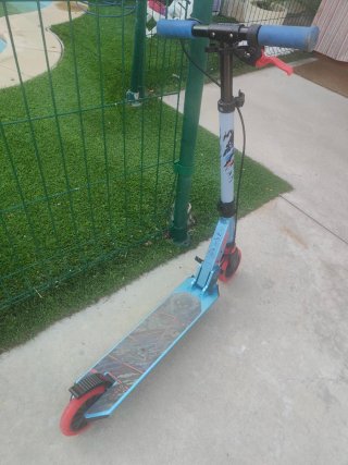 Patinete infantil azul y rojo