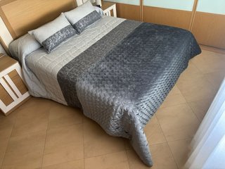 Edredón gris y plateado