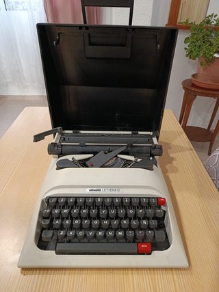 Máquina de escribir Olivetti Lettera 12