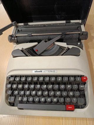 Máquina de escribir Olivetti Lettera 12