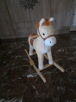 Caballito balancín de peluche