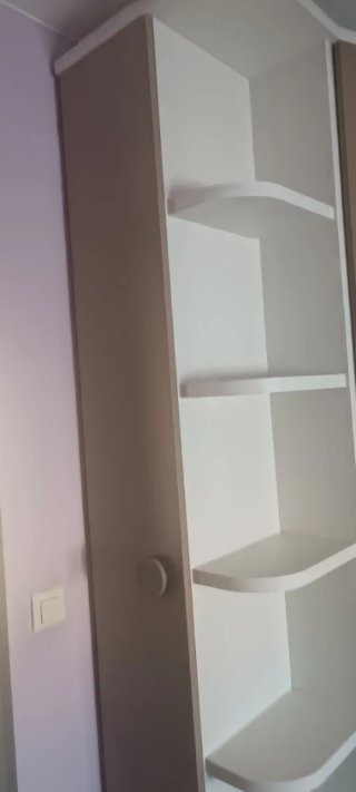 Dormitorio juvenil con cajones color blanco y moka