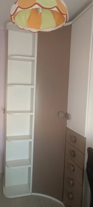 Dormitorio juvenil con cajones color blanco y moka