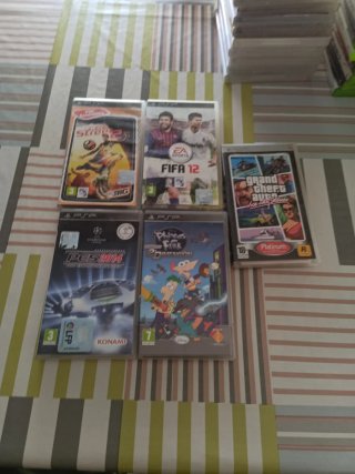 Lote 5 Videojuegos PSP: FIFA 12, GTA, PCS2014