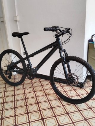 Bicicletta da montagna nera