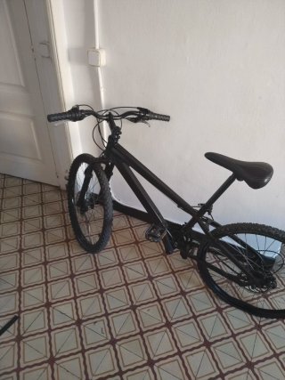 Bicicletta da montagna nera
