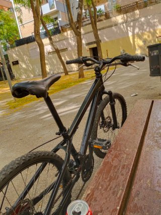 Bicicletta da montagna nera