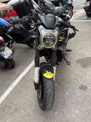 CFMoto 700 CLX Sport Negra y Blanca