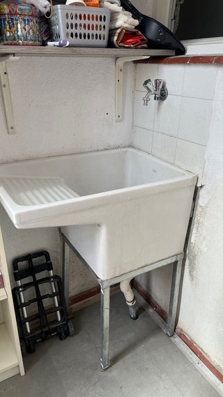 Pila de lavadero de cerámica blanca