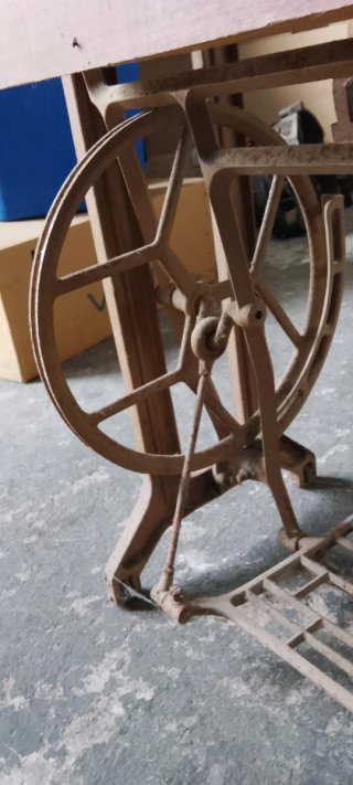 Base de máquina de coser antigua