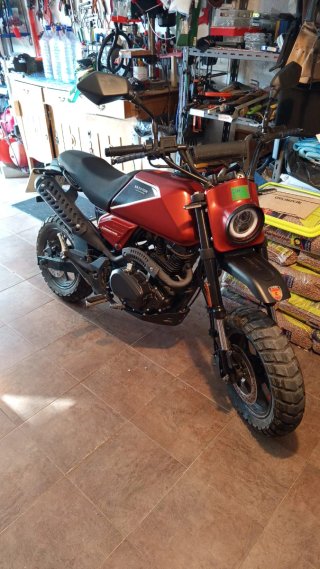 Moto Supermotard Negra y Roja