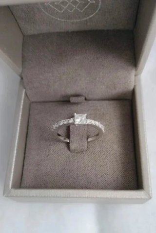 Anillo oro blanco 18k princesa diamantes