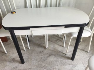 Mesa de cocina blanca y negra