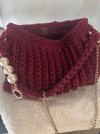 Bolso ganchillo borgoña con cadena y perlas