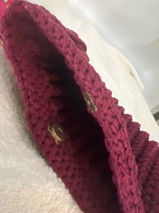 Bolso ganchillo borgoña con cadena y perlas