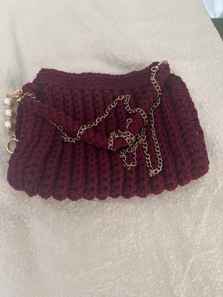Bolso ganchillo borgoña con cadena y perlas