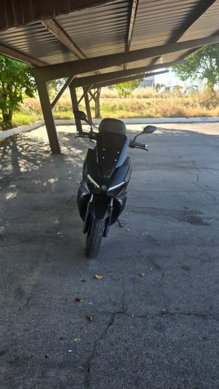 Preciosa moto scooter negra