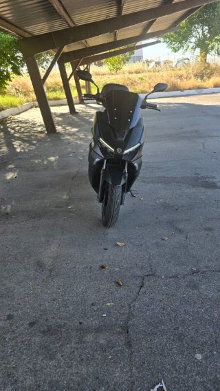 Preciosa moto scooter negra