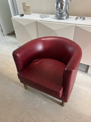 Sillón de diseño en cuero rojo