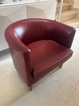Sillón de diseño en cuero rojo