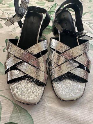 Sandalias plateadas tacón bajo