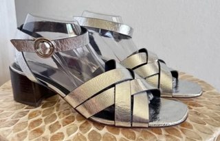 Sandalias plateadas tacón bajo