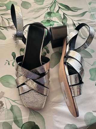 Sandalias plateadas tacón bajo