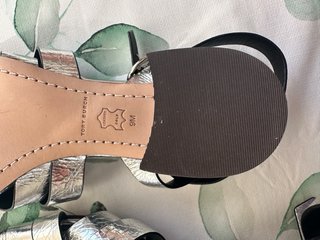 Sandalias plateadas tacón bajo