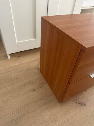 Mesita de noche de madera con 2 cajones