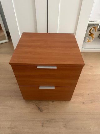 Mesita de noche de madera con 2 cajones