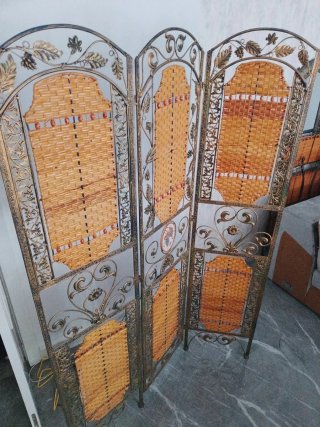 Biombo decorativo de forja y mimbre