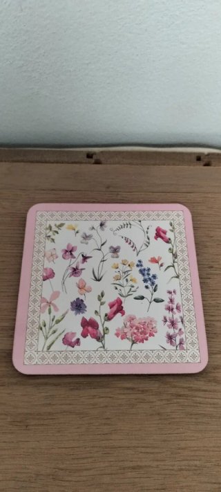 Tazza, sottotazza e cucchiaino floreali