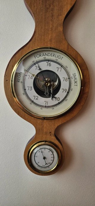 Barómetro antiguo de pared con termómetro