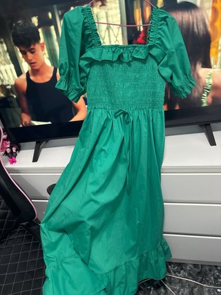 Vestido verde escote cuadrado volantes