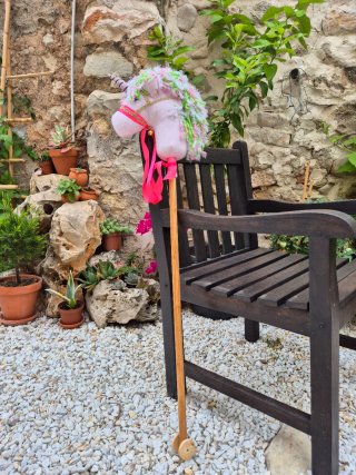 Unicornio de tela y madera