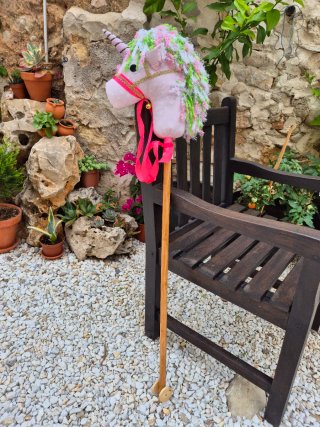 Unicornio de tela y madera