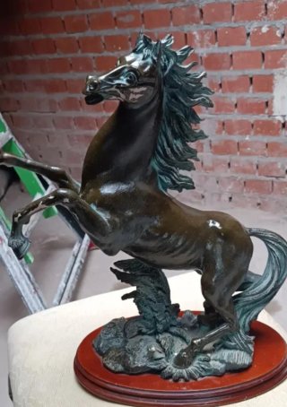 Escultura de caballo en metal