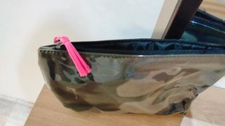 Neceser camuflaje con borla rosa